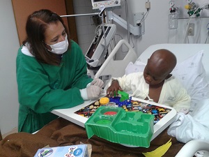 Classes hospitalares restabelecem a rotina infantil