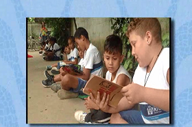 Eu e Meu Amigo Lendo na Escola - E. M. Leôncio Correia