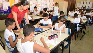 Educação pública distribui renda e combate a desigualdade, afirmam pesquisadores da UFF e do Ipea
