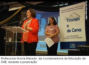 prof gloria durante o evento de premiação