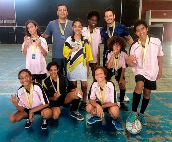 Equipe de futsal feminino da E.M. Jornalista Carlos Castelo Branco
