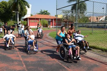 Prova de atletismo dos Jogos Inclusivos foi disputada em dupla e contou com a participação de pais e responsáveis (Foto: Alberto Jacob Filho)