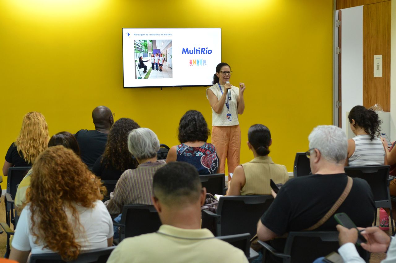 Presidente da MultiRio, Maíra Moraes, realizando abertura do encontro