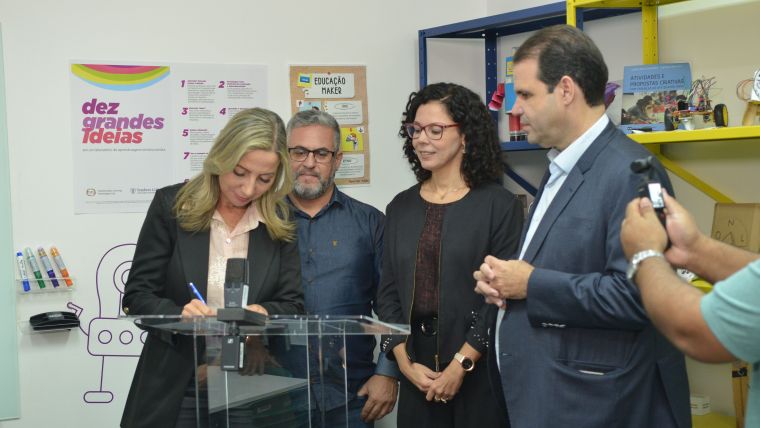 Prefeita de São Francisco de Itabapoana, Yara Cinthia, assina termo de cooperação, acompanhada do secretário de Educação, Gustavo Terra, da presidente da MultiRio, Maíra Moraes e do deputado Áureo Ribeiro - Foto: Renan Prado