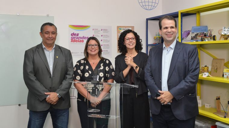 O vice-prefeito de Japeri, Carlos Roberto Januário, e a secretária de Educação, Caroline Ontiveros, firmaram o termo de cooperação técnica, ao lado da presidente da MultiRio, Maíra Moraes e do deputado Áureo Ribeiro - Foto: Renan Prado