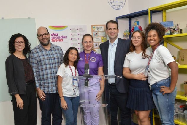 Foto. A diretora-presidente da MultiRio, Maíra Moraes, o diretor de Mídia e Educação, Mauricio Martins e o deputado Áureo Ribeiro foram entrevistados pela equipe do EmfaMídia, integrante da ANDAR, orientada pela professora Tatiana Costa.