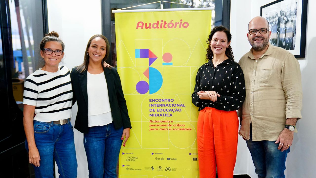 Carolina Antonucci, diretora do Núcleo de Produção, Thaisa Barreto, assessora de imprensa, Maíra Moraes, diretora-presidente, e Mauricio Martins, diretor de Mídia e Educação, representaram a MultiRio no evento - Foto: Thiago Silva