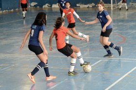 Jogos Estudantis: a força e o talento das meninas no futebol 