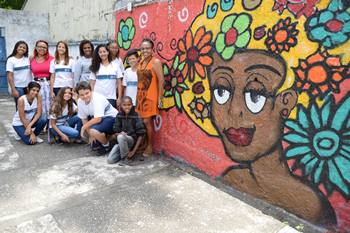 IASES - Adolescentes da UFI expõem quadros com tema Consciência Negra