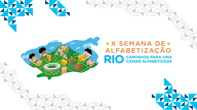 Banner. Cartela horizontal da X Semana de Alfabetização. Com fundo branco e ilustrações de triângulos azuis e cinzas formando uma moldura nos quatro cantos da imagem. No centro, alinhado à esquerda, uma ilustração do mapa da cidade do Rio de Janeiro com várias representações de pontos turísticos da cidade e de pessoas estilizadas como personagens de pixel art. Ao lado, o texto X SEMANA DE ALFABETIZAÇÃO, na cor laranja. E, embaixo, o texto RIO Caminhos para uma cidade alfabetizada, na cor azul.