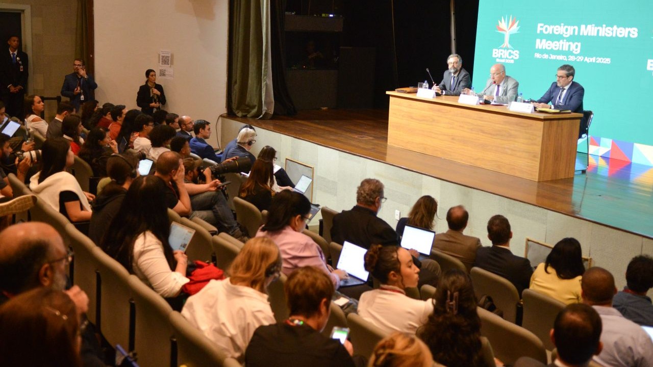 Jovens repórteres da ANDAR ao lado de jornalistas da coletiva de imprensa do BRICS. Foto: Renan Prado